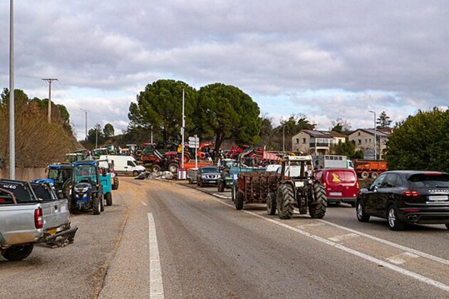 Tractors choke Paris as farmers protest EU-South America deal