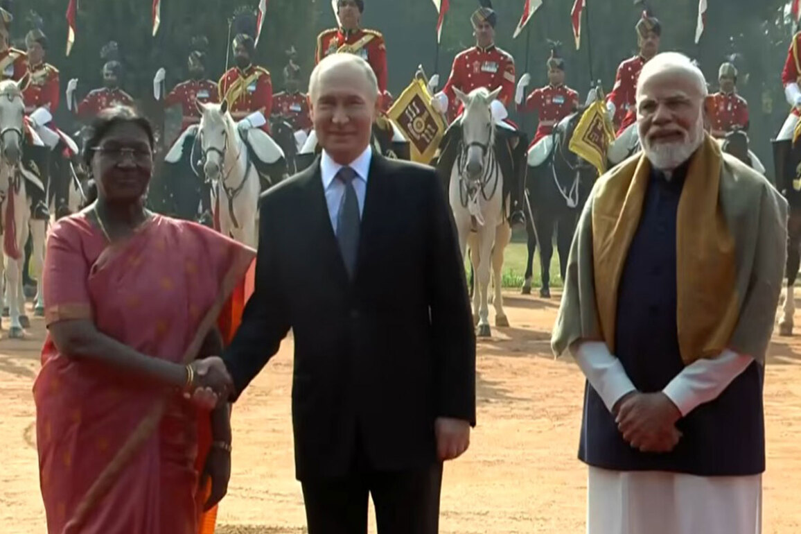 Putin receives ceremonial welcome, Tri-Services Guard of Honour at Rashtrapati Bhavan