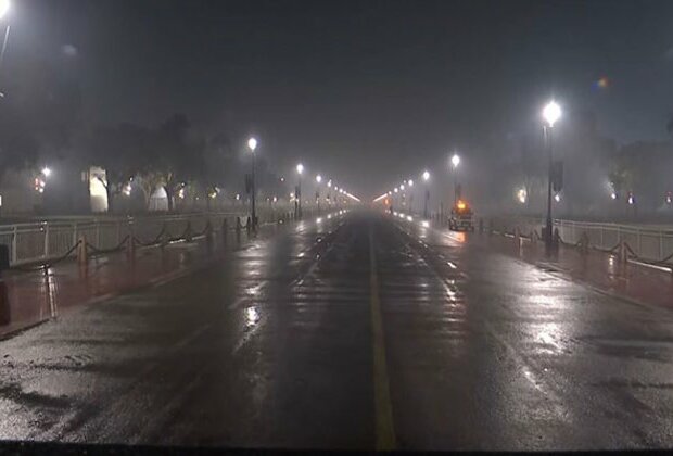 Delhi residents wake up to light rain, reduced visibility