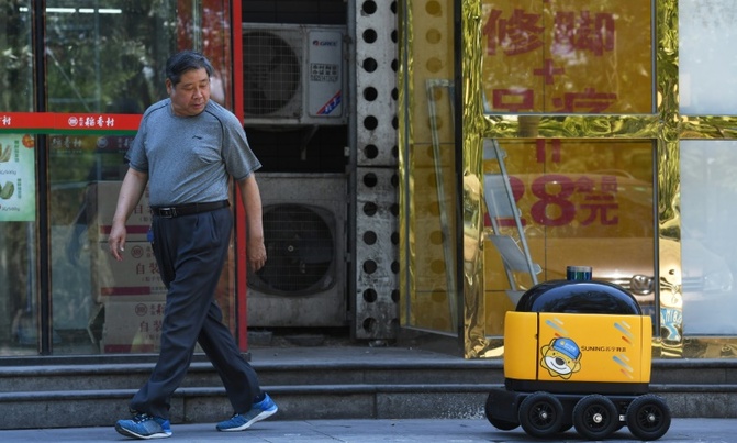 China: Yellow robots deliver snacks to your home China: Yellow robots deliver snacks to your home
