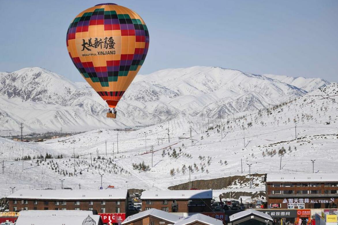 Sky-high thrills amid Xinjiang's low-altitude tourism