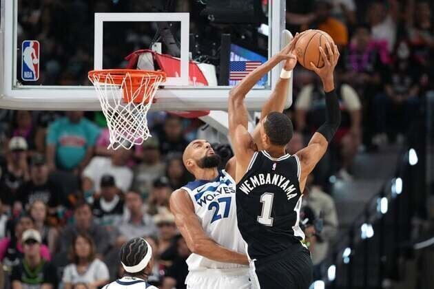 Victor Wembanyama returns in big way, Spurs take series lead on Wolves