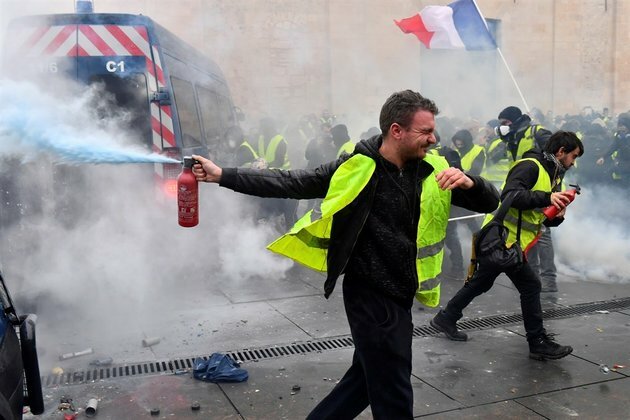 French officer tried for anti-yellow vest violence