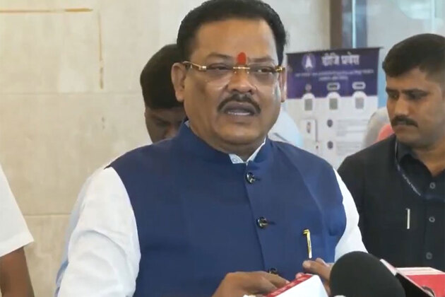 "Just as a drowning man clings to a straw..." Maharashtra Minister's dig at Thackeray brothers