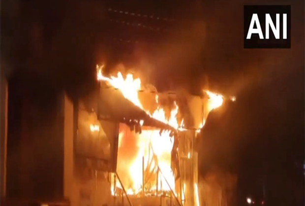 Uttar Pradesh: Blaze breaks out at electronics shop in Ghazipur