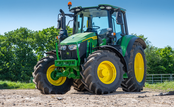 Sitting at the top of John Deere's short-frame 6M offering, the 6M125 certainly presents an interesting package on paper.