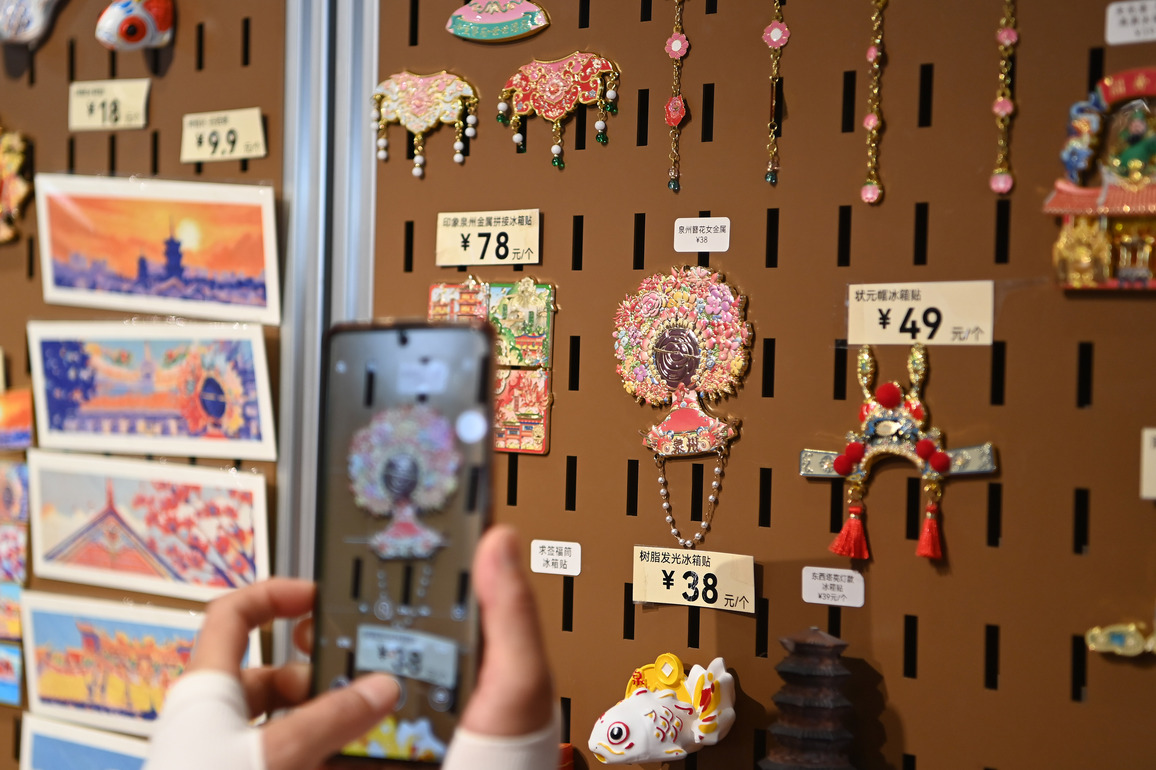 (FujianPano)CHINA-FUJIAN-QUANZHOU-FLOWERY HEADWEAR-TOURISM (CN)
