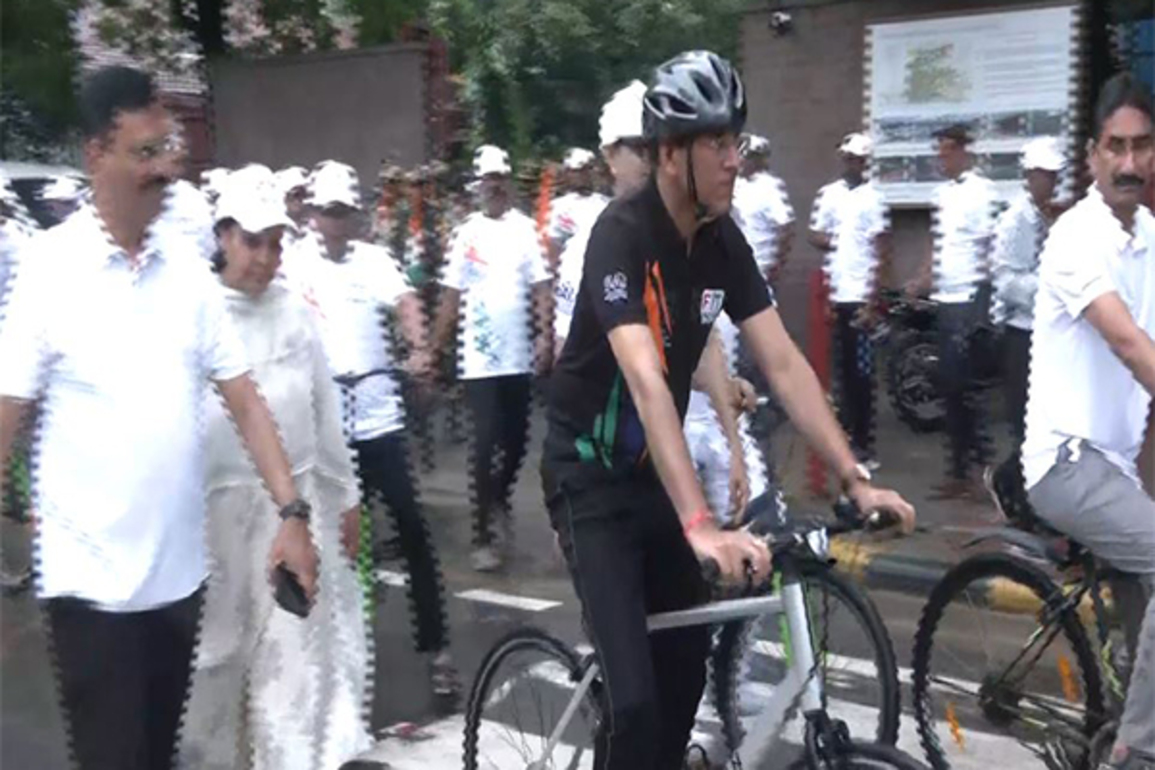 Gujarat: Union Minister Mandaviya participates in special edition of 'Fit India Sundays on Cycle' to commemorate Kargil Vijay Diwas