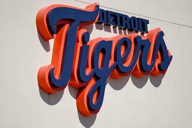 Tigers hire Blackhawks' Jeff Greenberg as general manager