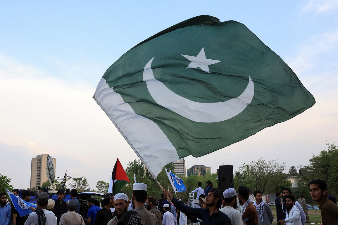 Pakistan: Death toll rises to 6, injuries to 20 in Karachi's Gul Plaza fire