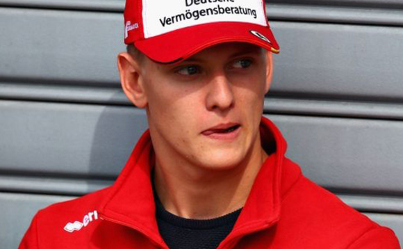 Mick Schumacher mutabani wa Michael Schumacher eyali avuga obumotoka bwa Formula One.. Mick Schumacher mutabani wa Michael Schumacher eyali avuga obumotoka bwa Formula One..