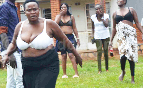 Bamulekwa nga beeyambulidde bakitaabwe. Bamulekwa nga beeyambulidde bakitaabwe.
