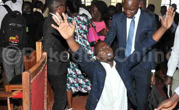 Abayizi abaali bagobeddwa nga bajaganya olw'okuwangula omusango Abayizi abaali bagobeddwa nga bajaganya olw'okuwangula omusango