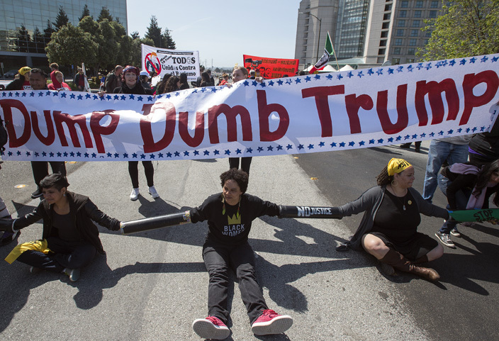 rotesters block a street during an antirump rally outside the yatt egency otel where  epublican presidential candidate onald rump was speaking in urlingame alifornia on pril 29 2016    osh delson