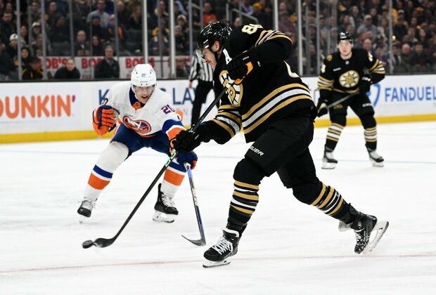 Charlie Coyle (hat trick), Bruins pull away from Isles