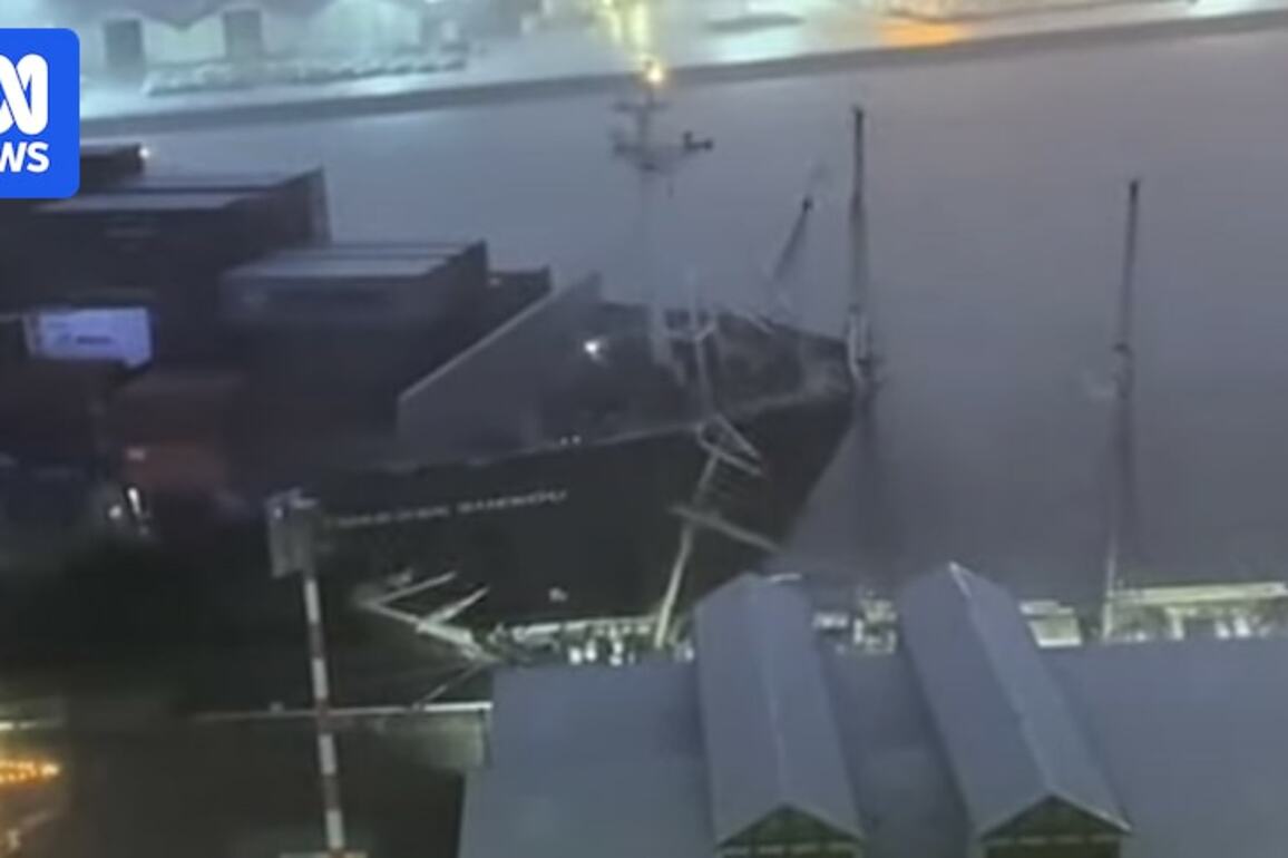 CCTV captures the moment the Maersk Shekou collides with the STS Leeuwin.