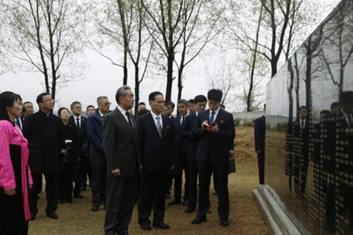 Chinese FM pays tribute at CPV martyrs' cemetery in DPRK