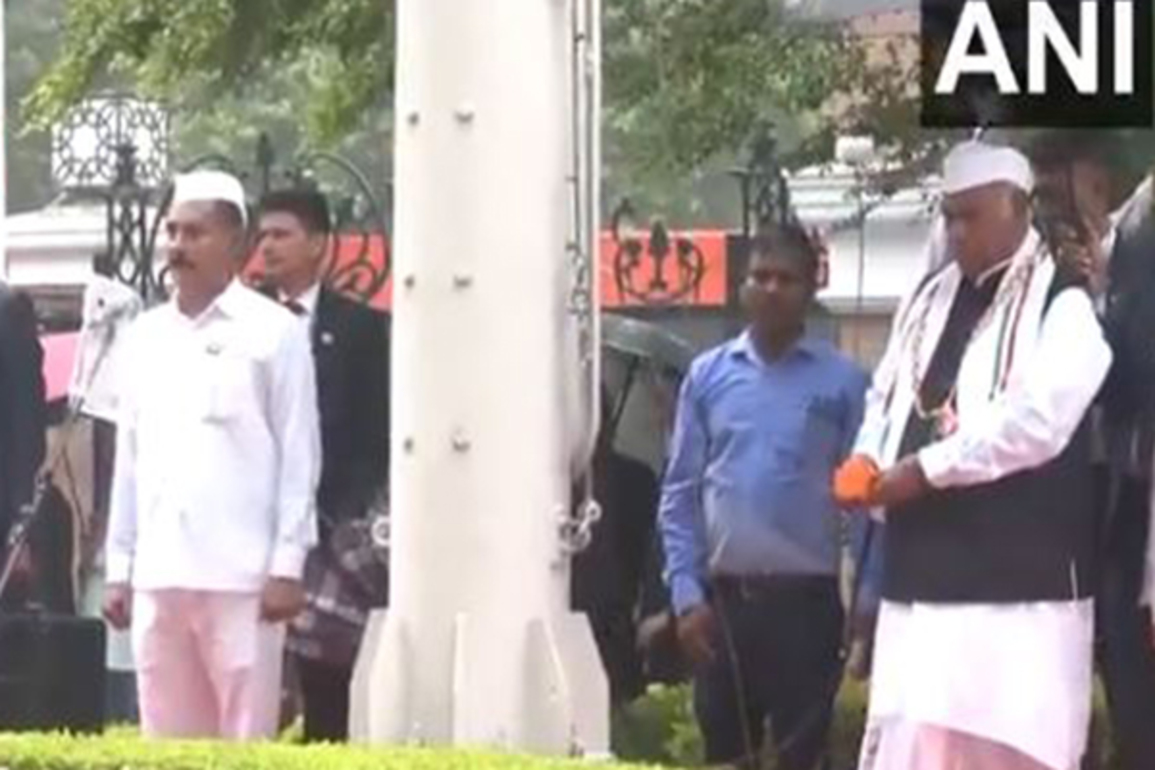 Delhi: Mallikarjun Kharge hoists Tricolour at Congress Headquarters along with Rahul Gandhi