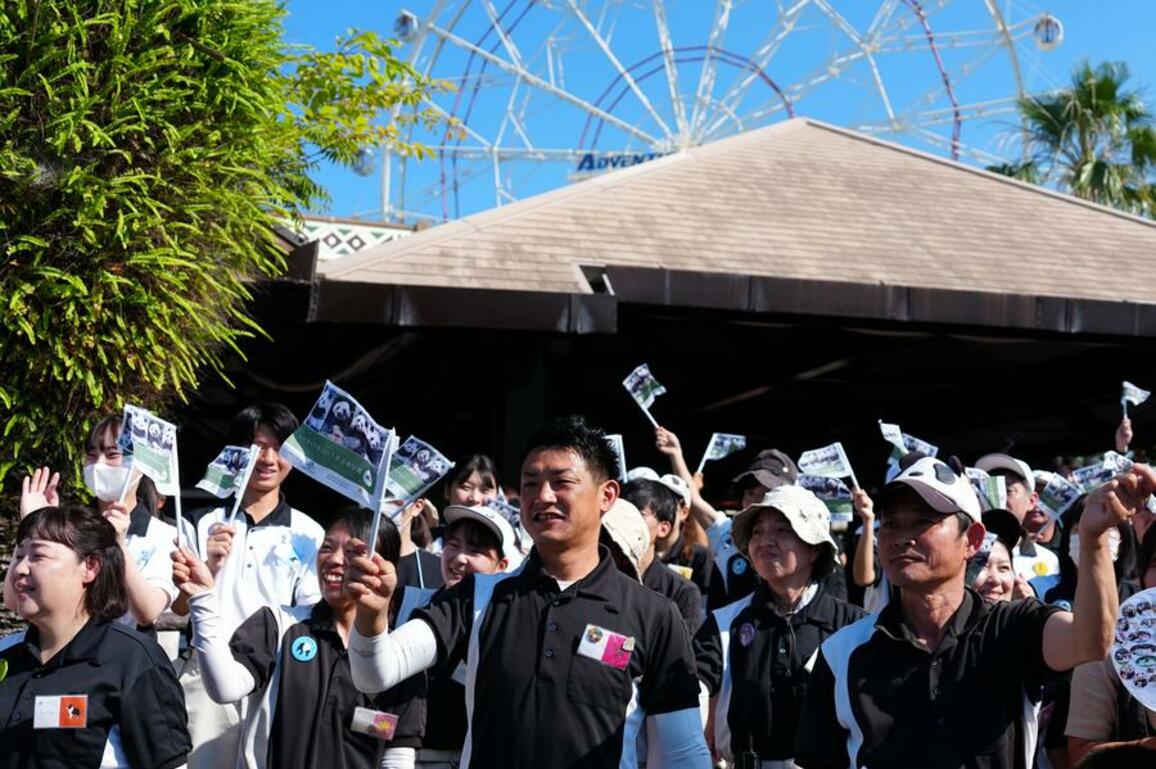 Japanese fans bid farewell to 4 giant pandas as they leave for China