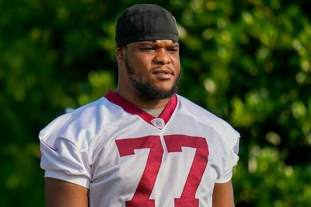 Cowboys llegan a un acuerdo con liniero ofensivo Saahdiq Charles