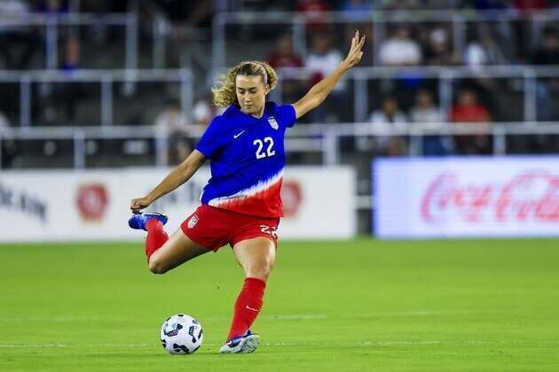 Summit sign Eva Gaetino from Paris Saint-Germain
