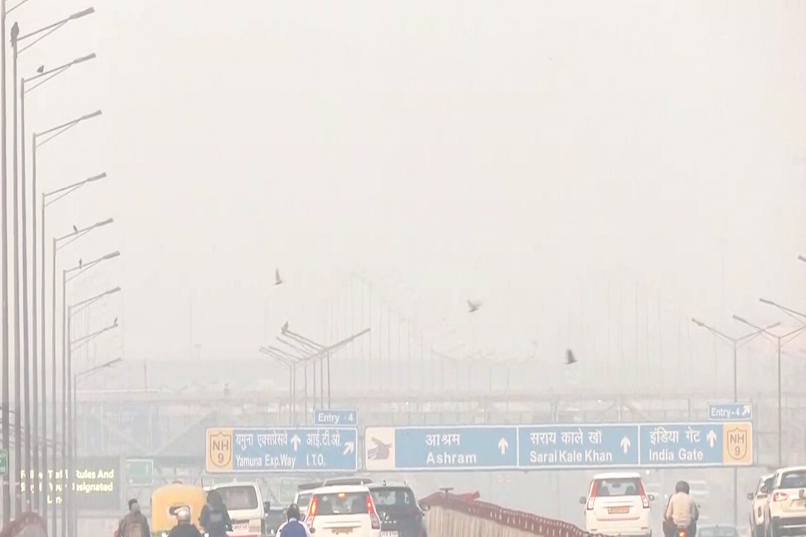 Delhi wakes up to toxic smog as AQI hits 333, remains in 'very poor' category