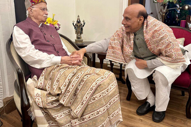 Delhi: Rajnath Singh meets veteran BJP leader LK Advani, wishes him good health