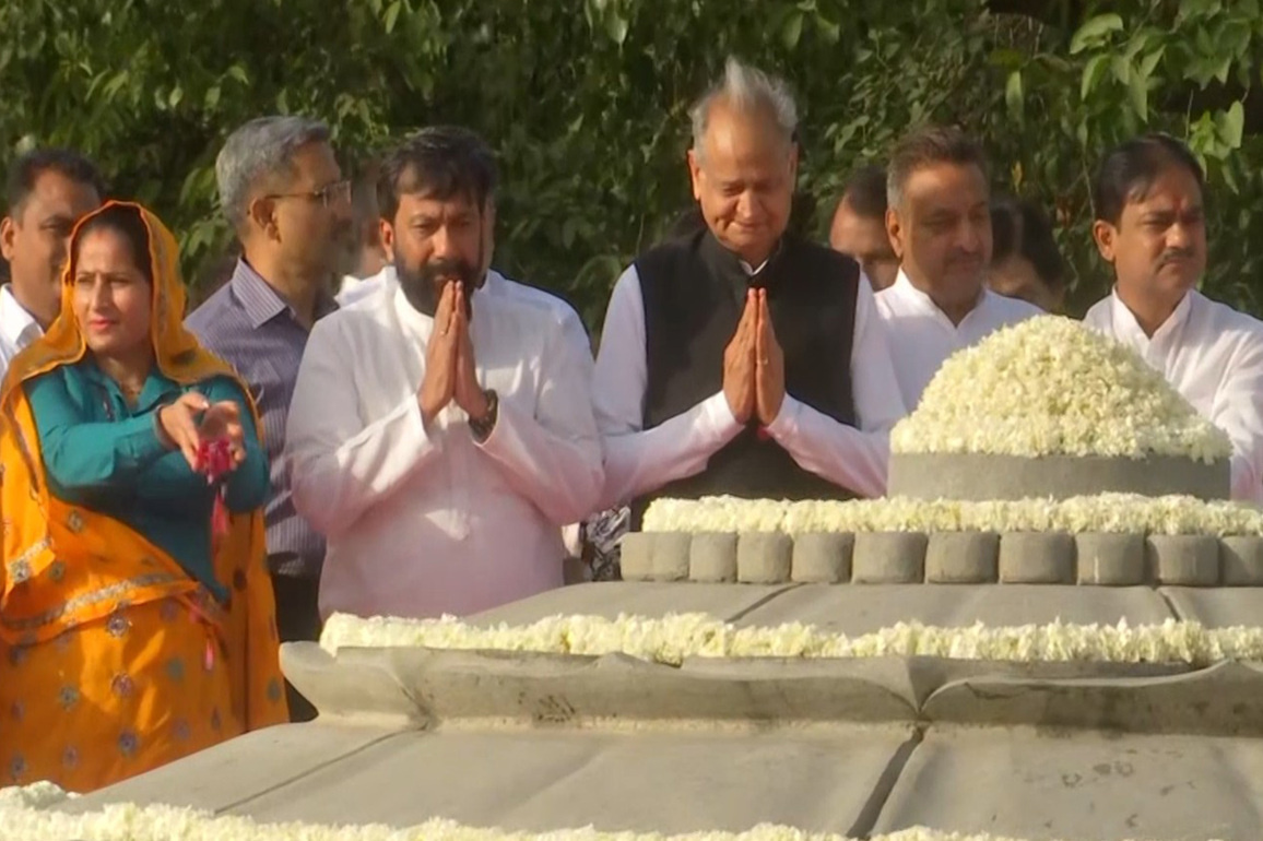 Delhi: Congress leaders pay tribute at Vir Bhumi on 35th death anniversary of former PM Rajiv Gandhi