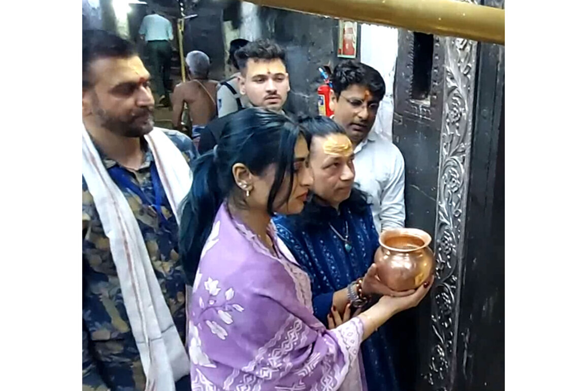 Kailash Kher visits Mahakaleshwar Temple in Ujjain, attends Bhasma Aarti