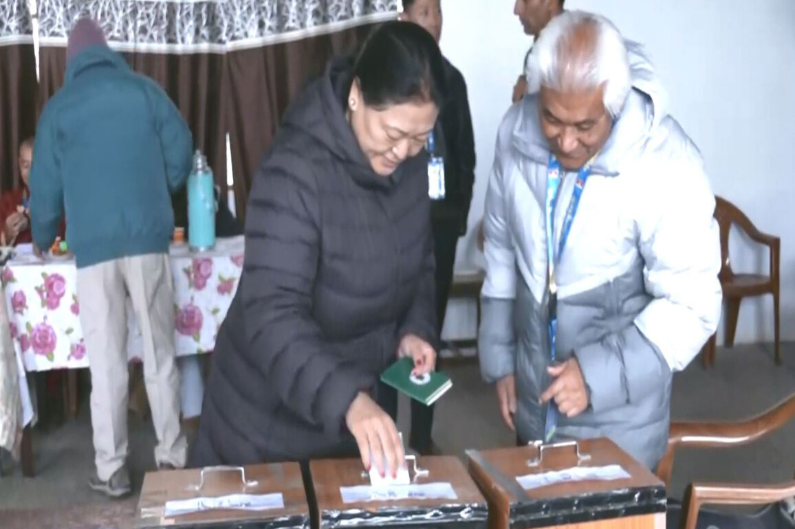 Exiled Tibetans cast ballots in preliminary polls