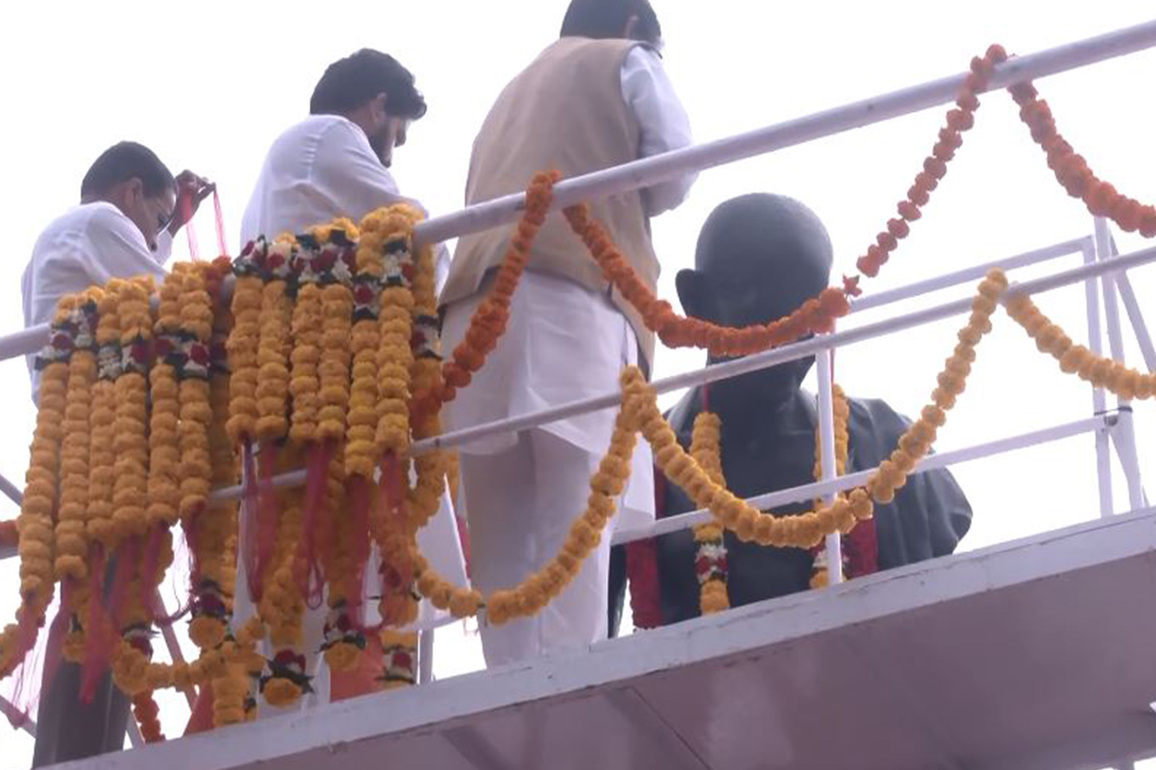 Goa Chief Minister Pramod Sawant pays tibute to Mahatma Gandhi on 156th Birth Anniversary