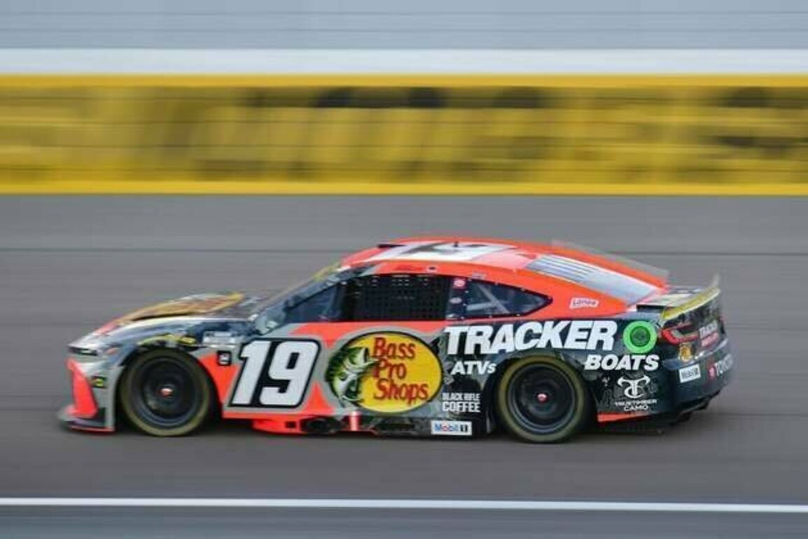 Chase Briscoe snags overtime victory at YellaWood 500