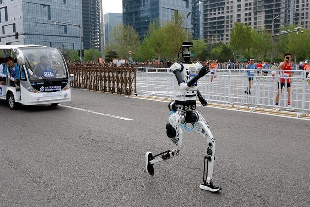 Smiley's Vlog | Redefining what's possible in Beijing's humanoid robot half-marathon