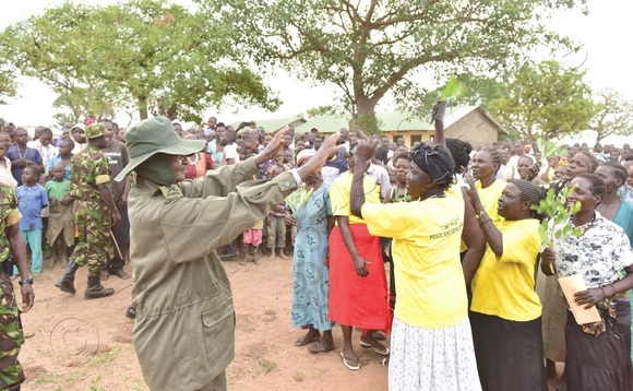 Pulezidenti Museveni lwe yasisinkana abakyala b’omu disitulikiti y’e Pader. Pulezidenti Museveni lwe yasisinkana abakyala b’omu disitulikiti y’e Pader.