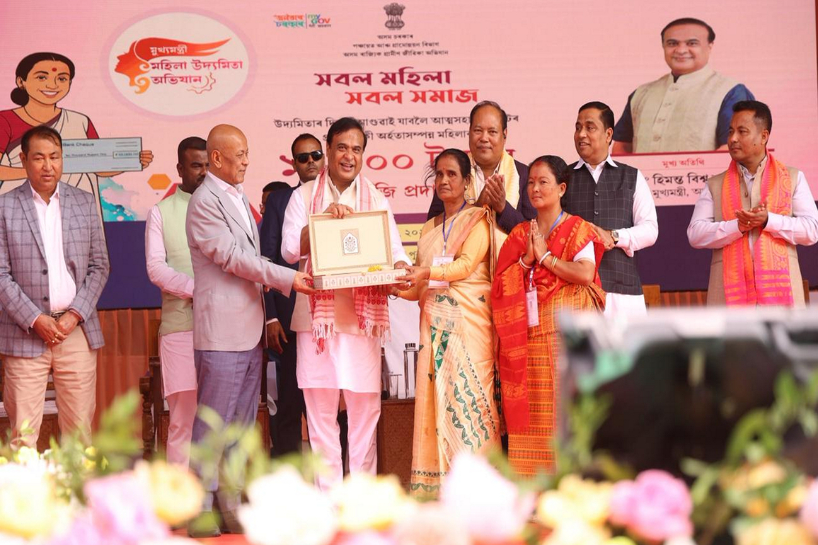 Assam CM distributes Rs 10,000 seed capital to women beneficiaries under MMUA at Tamulpur