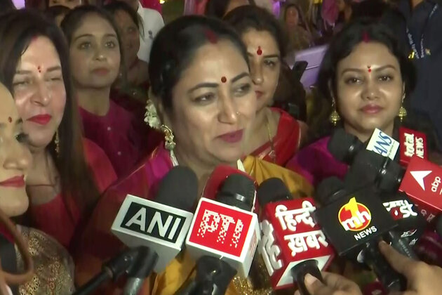 Singer Jaspinder Narula, several other women join Karwa Chauth celebrations at CM Rekha Gupta's residence