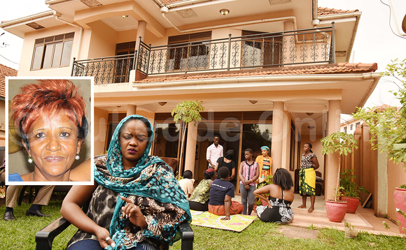 Zuleh Hassani, muto wa Zari ng'annyonnyola. Mu katono ye nnyaabwe oluvannyuma lwa nnyaabwe Halima Hassani eyafudde. EBIFAANANYI BYA MARTIN NDIJJO Zuleh Hassani, muto wa Zari ng'annyonnyola. Mu katono ye nnyaabwe oluvannyuma lwa nnyaabwe Halima Hassani eyafudde. EBIFAANANYI BYA MARTIN NDIJJO