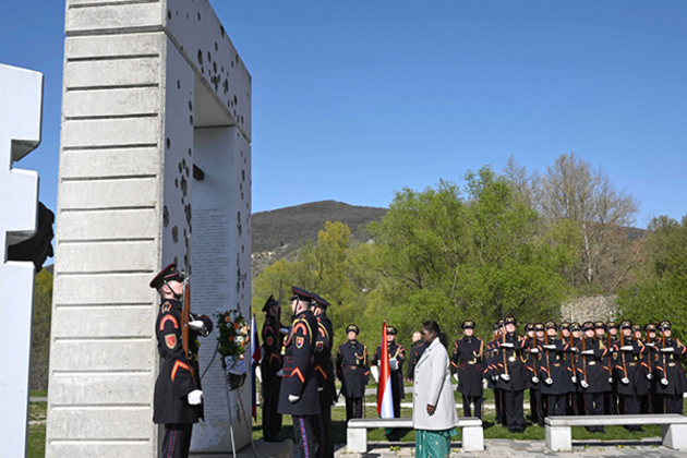 Slovak Republic: President Murmu pays tribute at Gate of Freedom Memorial in Bratislava