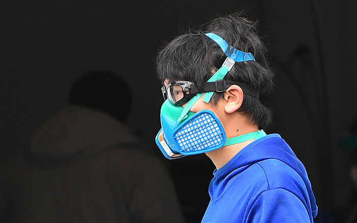 pedestrian wears a facemask on arch 24 2020 in onterey ark alifornia as os ngeles county increases coronavirus testing capacity n alifornia already under orders to stay home because of the coronavirus outbreak overnor avin ewsom tightened the lockdown to shut parking lots at beaches and parks after tens of thousands flouted social distancing rules hoto by rederic