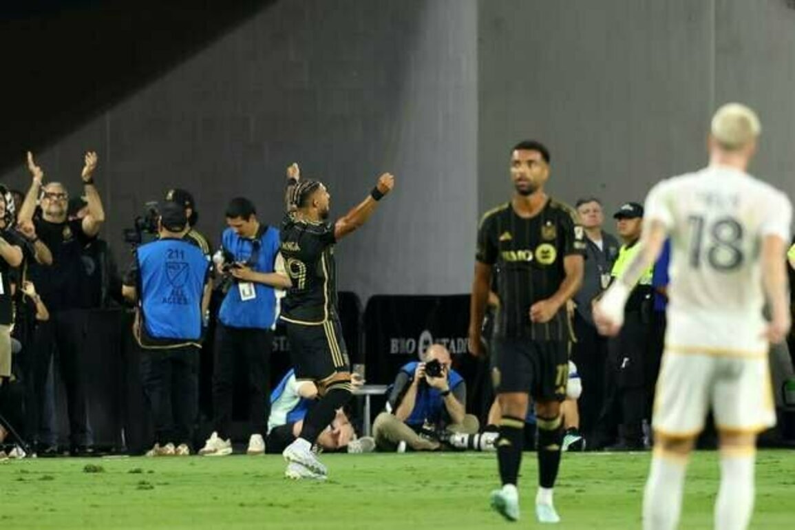 LA Galaxy score late vs. shorthanded LAFC to force draw