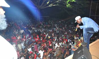 Bobi Wine ng'ayimba ku Colline Hotel e Mukono ku Lusooka omwaka. (EKif. Henry Nsubuga) Bobi Wine ng'ayimba ku Colline Hotel e Mukono ku Lusooka omwaka. (EKif. Henry Nsubuga)