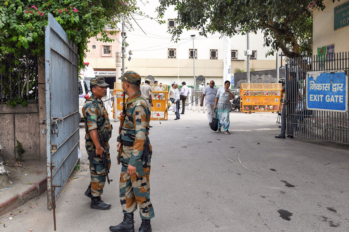 Delhi Court issues arrest warrants; Look Out Circular after decree remains unpaid