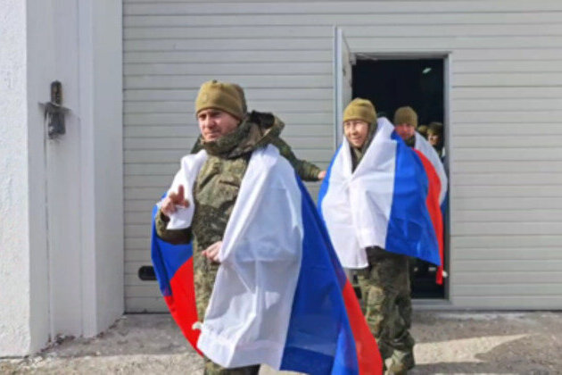 Russia and Ukraine exchange 300 POWs - MOD (VIDEO)
