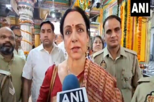 Uttar Pradesh: BJP MP Hema Malini offers prayers at Dwarkadhish Temple in Mathura on Ram Navami