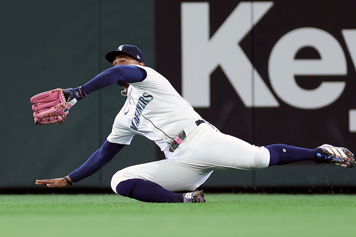 Seattle Mariners' J-Rod introduces Judge to the No Fly Zone