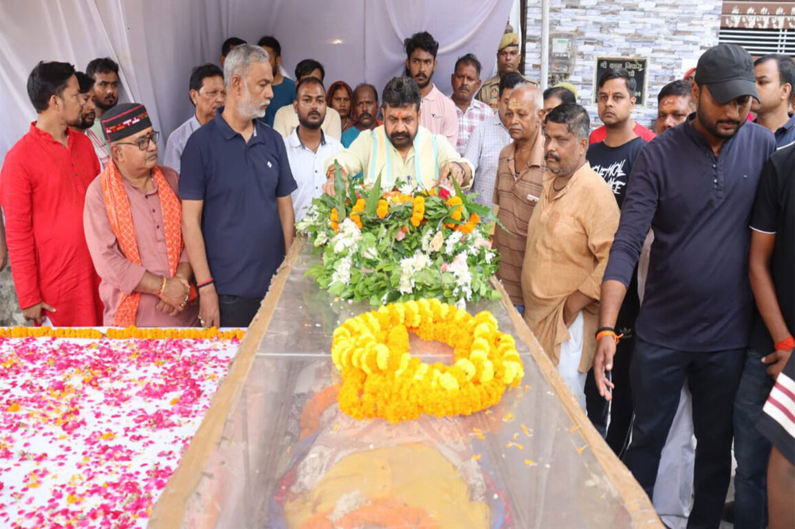 UP Minister Dayashankar Mishra pays tribute to classical music legend Pandit Chhannulal Mishra
