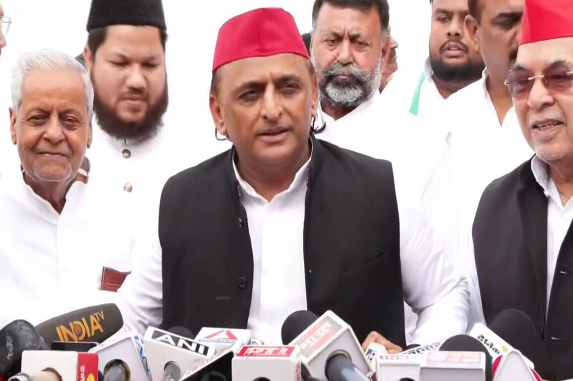 Akhilesh accuses BJP of "betraying" Ganga Maiya, backs Mamata Banerjee's "party of traitors" claim