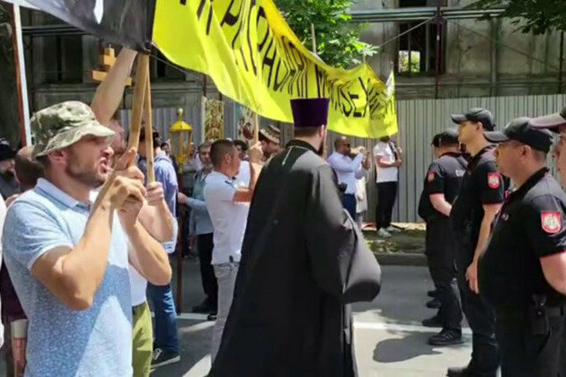 Anti-LGBT protest in Moldova meets heavy police response 