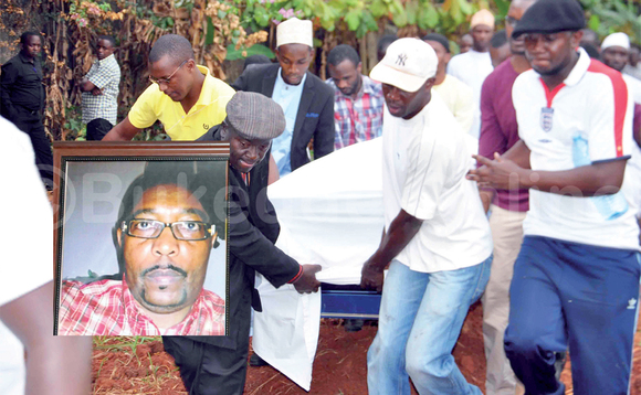 Abakungubazi nga batwala kkeesi omuli omulambo. Mu katono ye mugenzi Ismail Mulondo. Abakungubazi nga batwala kkeesi omuli omulambo. Mu katono ye mugenzi Ismail Mulondo.