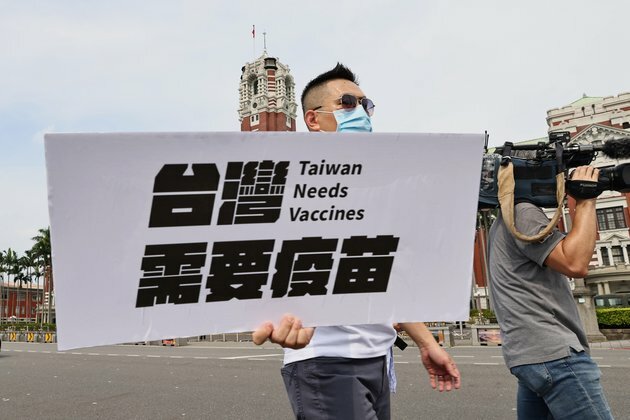 Taiwanese Panic About Health Amid COVID Surge, Vaccine Shortage